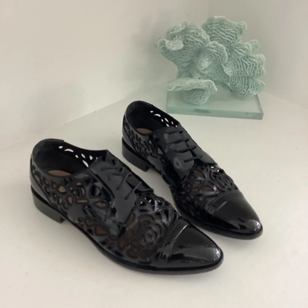 REDUCED VALENTINO PATENT LEATHER EYELET TRIM OXFORS SHOES size 37.5 7.5